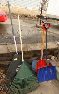 lot 319 image: Lot of 2 rakes and 3 shovels