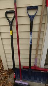 lot 320 image: Lot of 2 shovels a broom and a spare handle