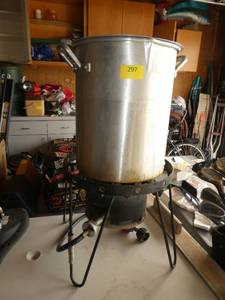 lot 297 image: Hot oil Turkey cooker Propane