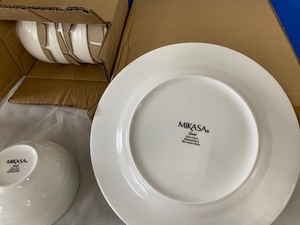 lot 52 image: LIFETIME BRANDS MIKASA FINE CHINA SET 36PC