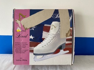 lot 76 image: AMERICAN FIGURE SKATES
