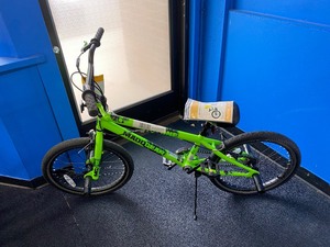 lot 33 image: LIGHT GREEN KIDS BIKE