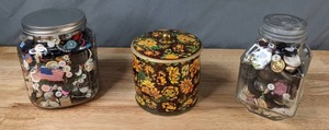 lot 73 image: Large Collection of Buttons - B