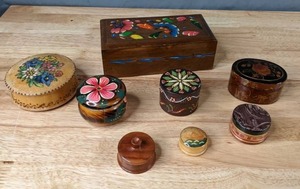 lot 114 image: Beautiful Collection of 7 Hand Painted Wood Jewelry and Trinket Boxes - B