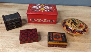 lot 115 image: Collection of 5 Gorgeous Colorful Jewelry and Trinket Boxes - B