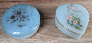 lot 65 image: Set of (2) Vintage Alabaster Hand Carved Trinket Jewelry Boxes - B