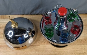 lot 88 image: Vintage Bakelite Bowling Ball Mini Bar Set Decanter - B