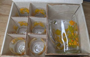lot 90 image: Vintage Gingham Garden 7 Piece Glass Beverage Set wBox - B