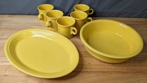 lot 83 image: Vintage Fiesta Sunflower by Homer Laughlin Mugs, Bowl, Serving Dish - B