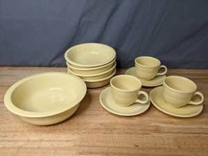 lot 84 image: Stunning (11) Piece Setting Vintage Fiesta Yellow by Homer Laughlin - B