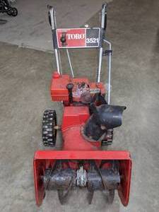 lot 162 image: Toro 3521 Snowblower - N