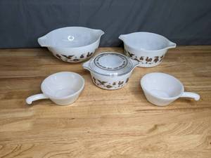 lot 189 image: Vintage Gold White Pyrex Baking Dishes and Bowls - B