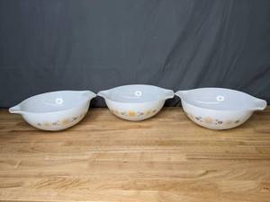 lot 190 image: Vintage Pyrex Baking Bowls Yellow Stitch Pattern - B