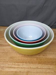 lot 191 image: Vintage Pyrex Primary Colors Set of 4 Mixing Bowls - B