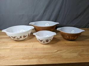 lot 192 image: Vintage Gold  Brown Pyrex Set of 4 Mixing Bowls - B