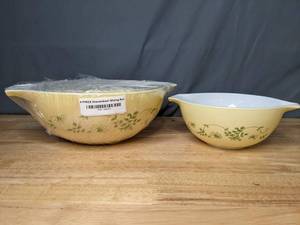 lot 197 image: Vintage Pyrex Shenandoah Mixing Bowls - B