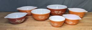 lot 194 image: Vintage Orange Wheat Pyrex Bowls - B