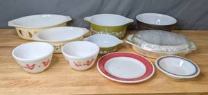 lot 199 image: Assorted Vintage Pyrex Baking Dishes, Bowls, and Plates - B