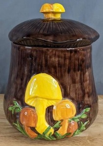 lot 138 image: Vintage Arnels Mushroom Cookie Jar with Lid - B