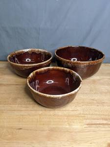 lot 180 image: Set of 3 Beautiful Vintage Kathy Kale Brown Drip Glaze Bowls - B