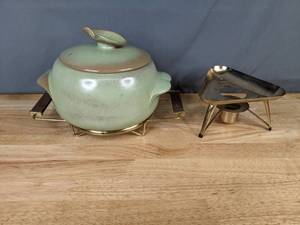 lot 234 image: Vintage Kitchen Pieces, Frankoma Covered Casserole & 2 Stands - B