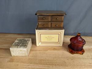 lot 236 image: Vintage Avon Jewelry Box, Stone Box, and Imperial Glass Bee Hive - B