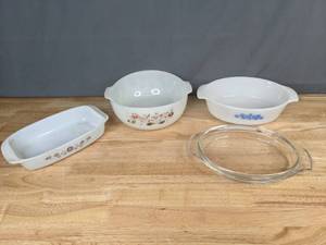lot 221 image: Set of 3 Vintage Collectible Milk Glass Bowls - B