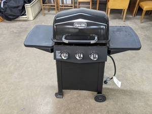 lot 264 image: Dyna Glo Gas Grill & Cover - Q