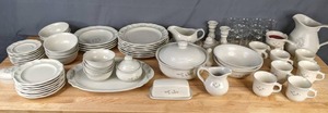 lot 318 image: Large PFALTZGRAFF Heirloom Dinnerware Collection - Q