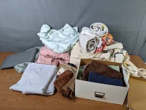 lot 346 image: Miscellaneous Sheets, Pillow Cases, Fabric and Blankets - Q