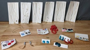 lot 323 image: Fashion Jewlery Lot - Q