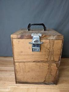 lot 342 image: Blue CarMachine Ratcheting Straps In a Wooden Storage Box - Q