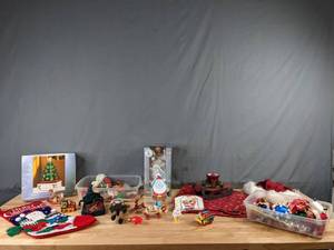 lot 290 image: Assorted Christmas Decor (Stocking, Advent Calendar, ornaments, and more) - Q