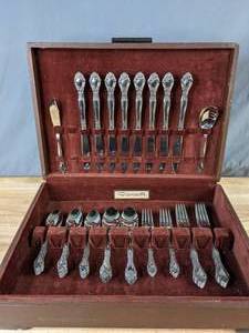 lot 266 image: 49-Piece Set of Oneida Community Silver Plate Silverware in Case - Q