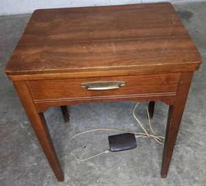 lot 15A image: Vintage 1969 Singer Zig Zag Stylist Model 457 Sewing Machine in Folding Cabinet - V