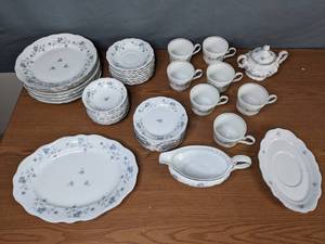 lot 357 image: Vintage Johann Haviland Blue Garland Fine China Germany 45 Piece Set - V