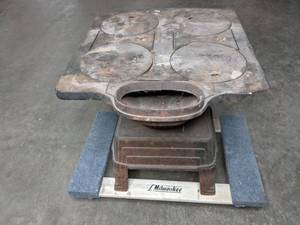 lot 17 image: Large Heavy Cast Iron Stove - V