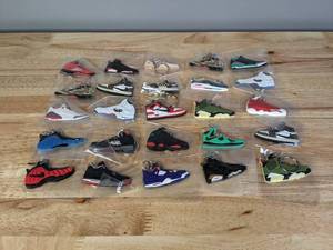 lot 32A image: Collection of 25 Brand New Nike and Jordan Shoe Sneaker Keychains Retro Air Foamposite - T