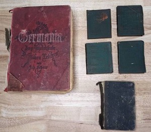 lot 401 image: Vintage Book Collection Little Leather Library, Germania, & More - V