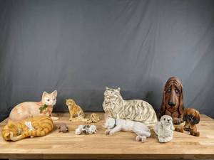lot 373 image: Garden Cats and Dogs Outdoor Yard Patio Lawn Decorations - V