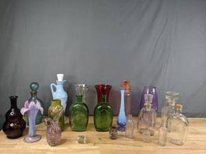 lot 375 image: Assortment of Decanter Bottle Vases in a Variety of Colors - V