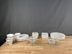 lot 378 image: Elegant Dinnerware Set - V