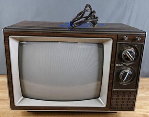 lot 368 image: Vintage 13 RCA TV in Faux Walnut Cabinet 1984 - Q