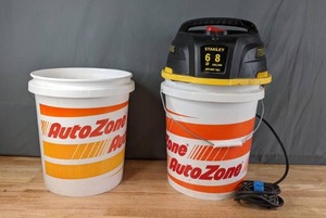 lot 423 image: Stanley WetDry 8 Gallon 6HP Bucket Vacuum w (2) Auto Zone Buckets - V