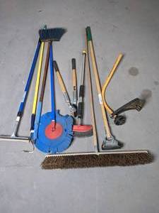 lot 407 image: Garage Items Broom, Squeegee,  Hedge Clipper, Carwash Tools and More - V