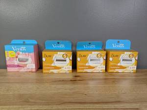 lot 45 image: 16 Brand New Gillette Venus Comfort Glide White Tea & Coconut Shaving Blades - T