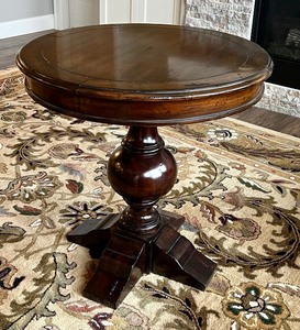 Hekman Furnishing Pedestal Accent Table