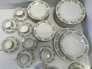 45 pieces of Gibson fine china dinnerware set with Christmas theme