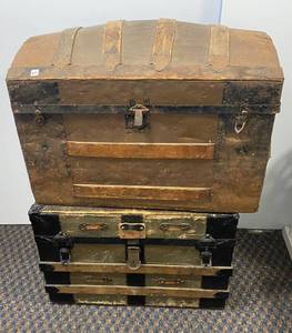 2 vintage trunks