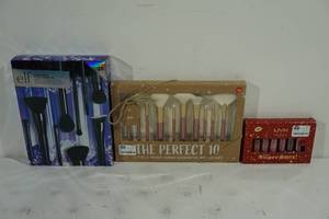 lot 21 image: Assorted Makeup and Brushes